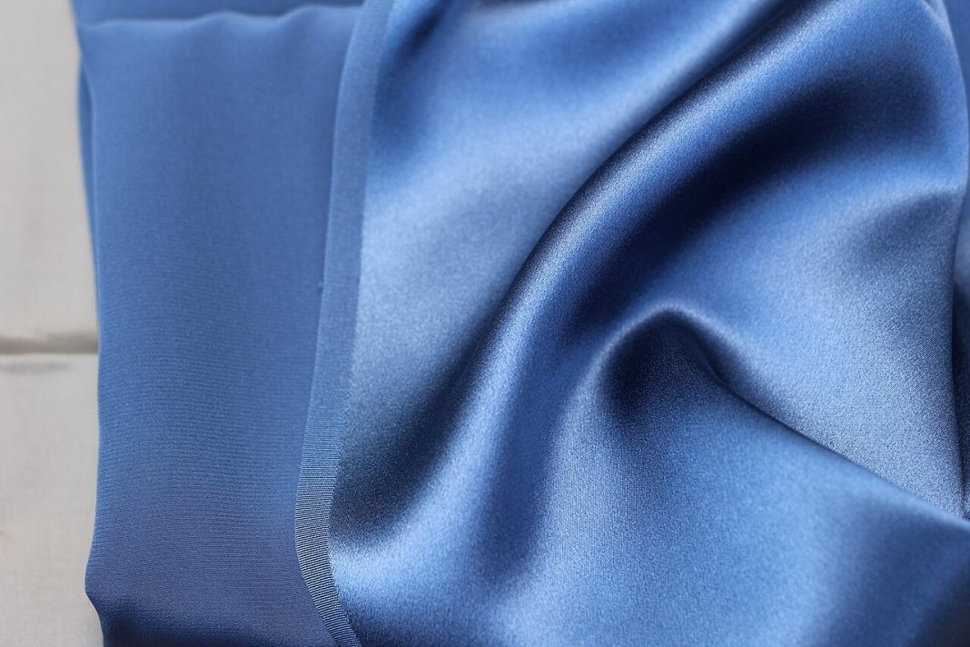 Charmeuse en soie bleue avec face satinée brillante et revers mat