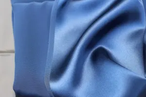Charmeuse en soie bleue avec face satinée brillante et revers mat