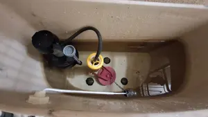 Chasse d’eau dans une cuvette de toilettes