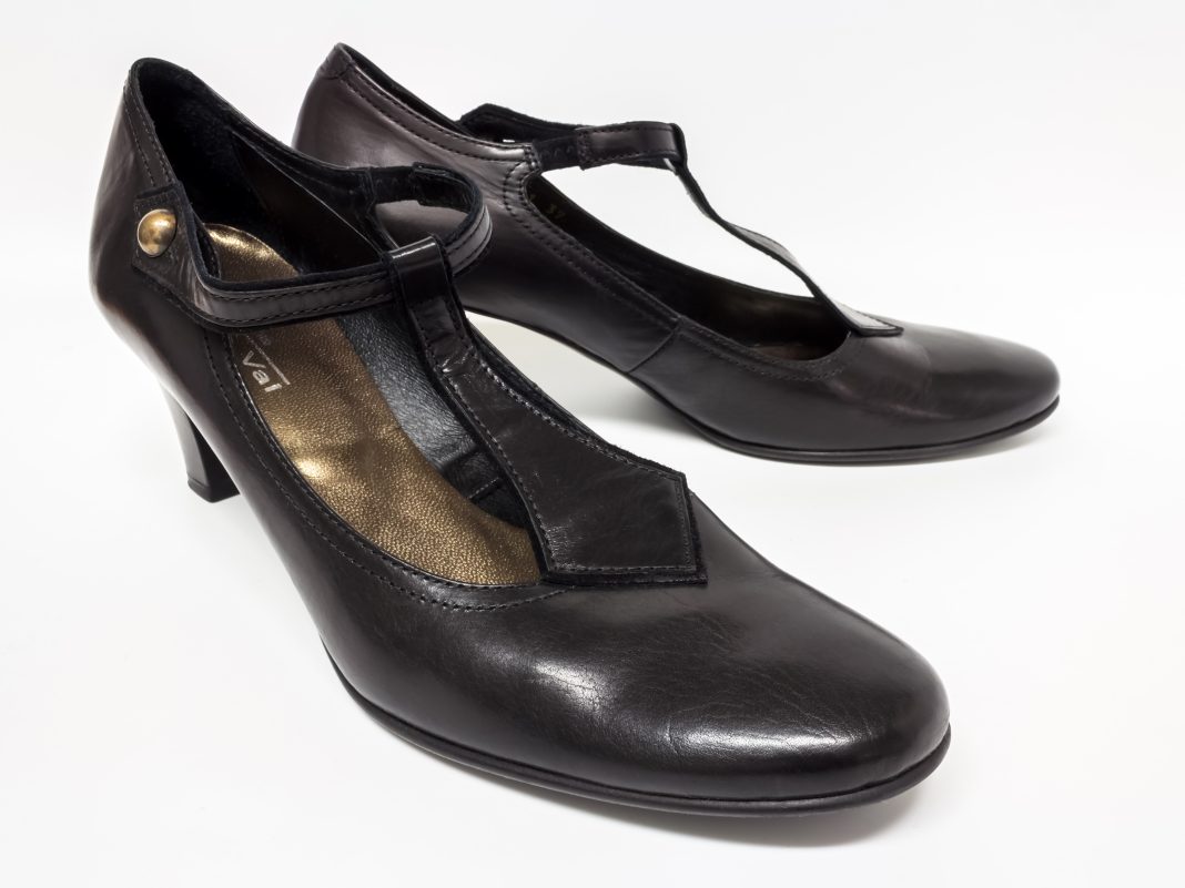 Paire d’escarpins noirs à bride en T