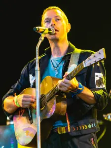 Chris Martin sur scène avec Coldplay à Glastonbury en 2024