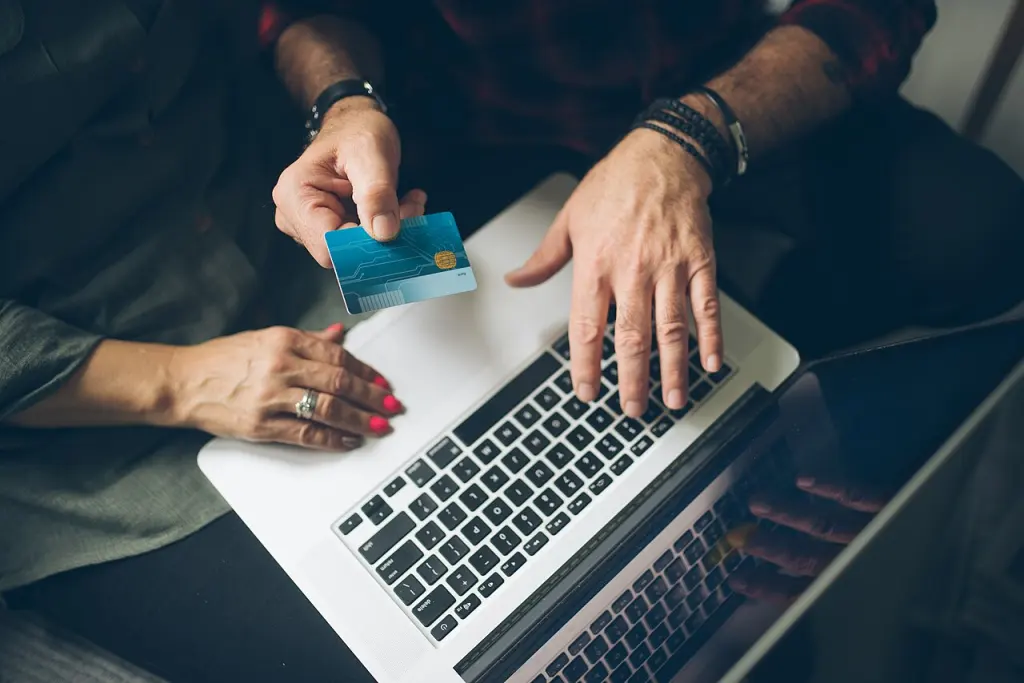 Couple consultant ses finances sur un ordinateur