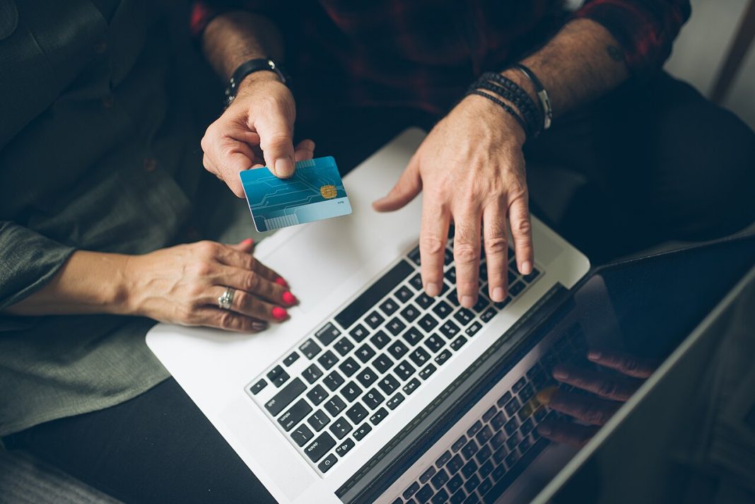Couple consultant ses finances sur un ordinateur
