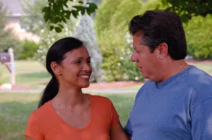 Couple échangeant dans un parc