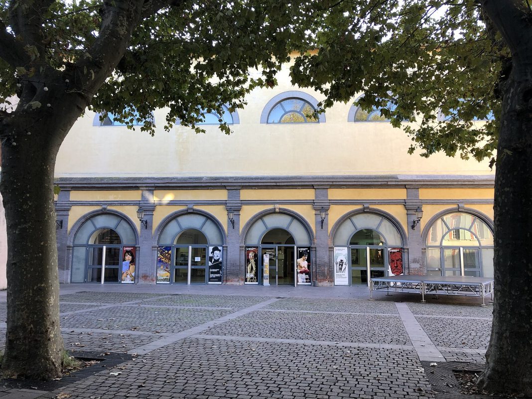 Cour de la Cinémathèque de Toulouse, lieu de présentation de 16 Mesures de Kira Djoke