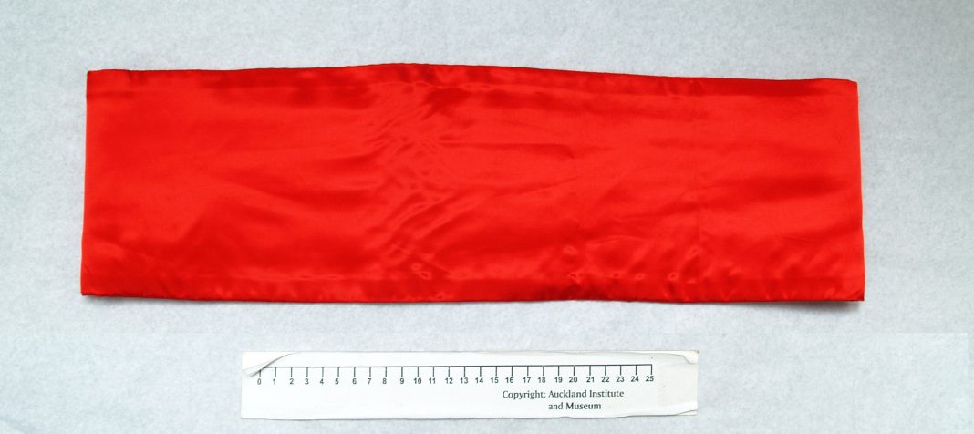 Cummerbund rouge en soie, large ceinture portée avec un smoking