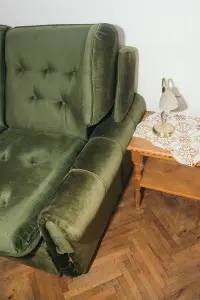 Fauteuil vert dans un salon lumineux, illustration d’une décoration aux tons naturels