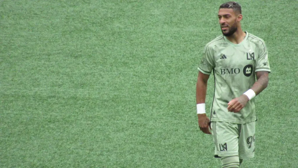 Denis Bouanga avec le Gabon