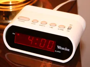 Réveil numérique pour illustrer le rythme de sommeil avant la rentrée scolaire