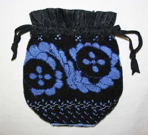 Sac bourse à cordon noir et bleu conservé au Metropolitan Museum of Art