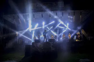 Elow'n sur scène au FEMUA 16 à Abidjan
