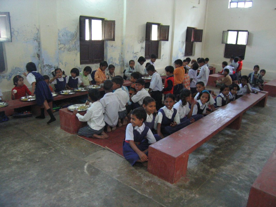 Enfants déjeunant dans une école rurale en Uttar Pradesh, en Inde