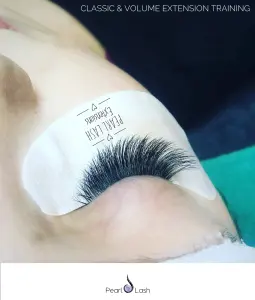 Gros plan sur des extensions de cils semi-permanentes