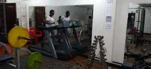 Femme faisant de l’exercice aérobique sur un tapis de course