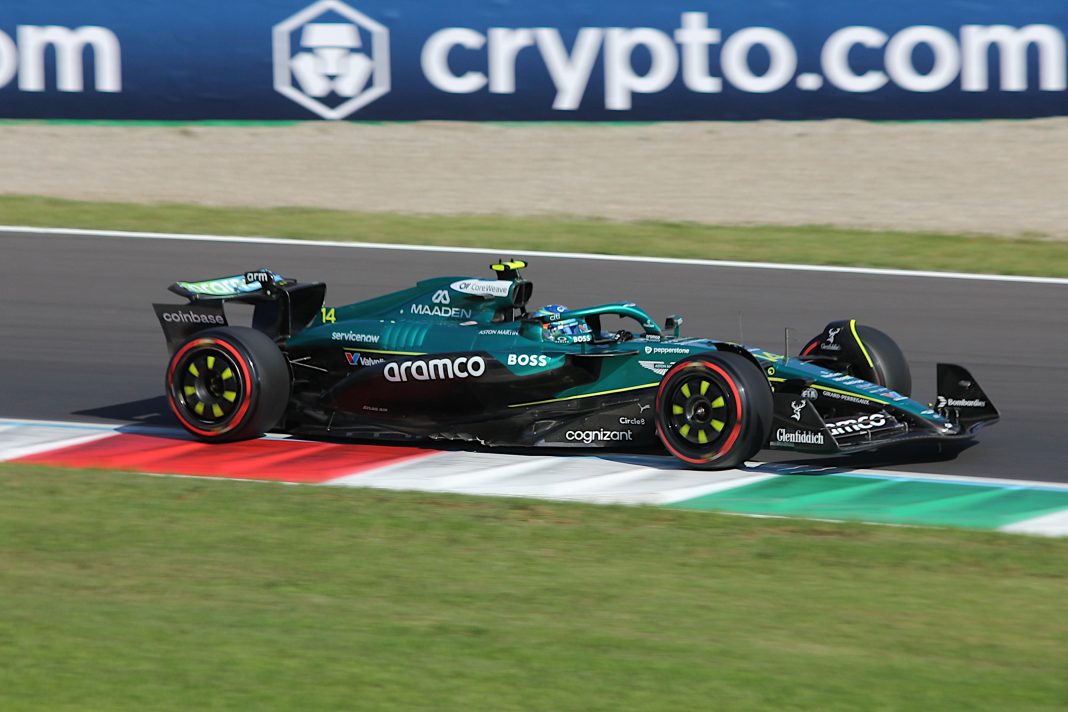 Fernando Alonso au volant de son Aston Martin en Formule 1