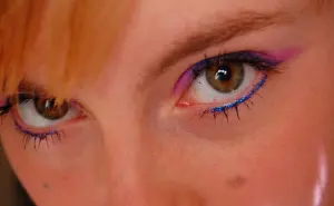 Maquillage pailleté autour des yeux