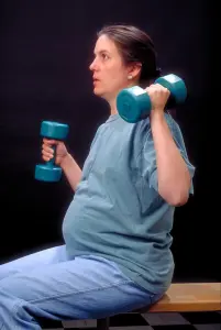 Femme enceinte faisant des exercices légers avec des haltères