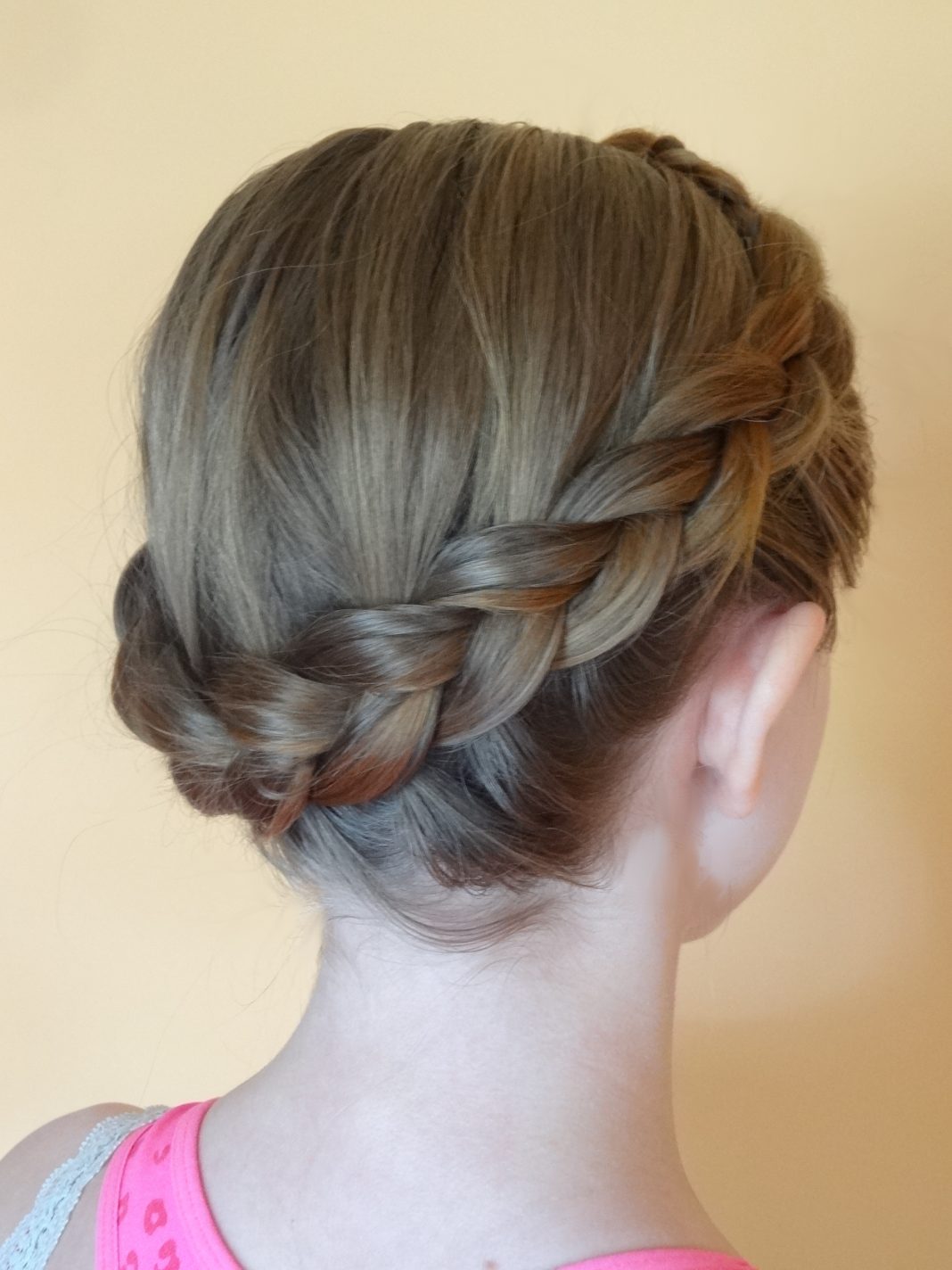 Coiffure halo braid en tresse couronne autour de la tête