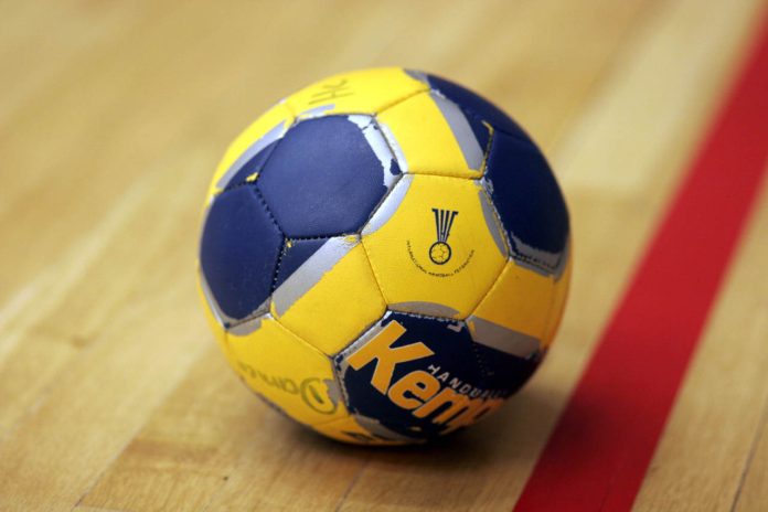 Ballon de handball sur un parquet