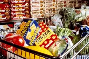 Encas, fruits et aliments disposés dans un panier de courses