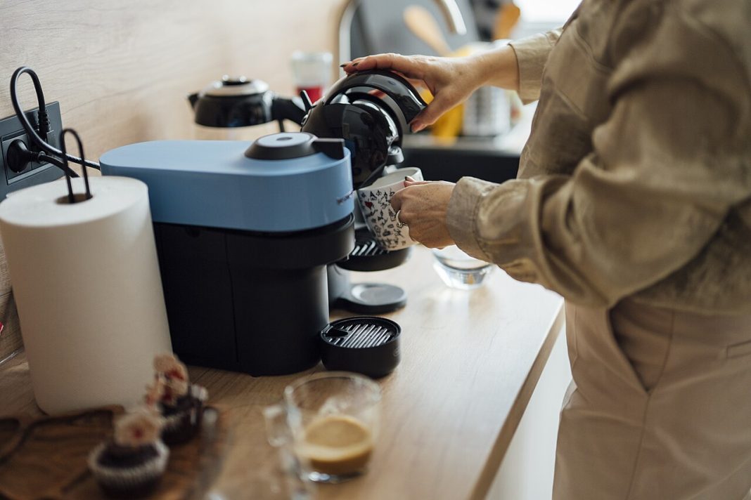 Préparation d’un café dans une cuisine à la maison