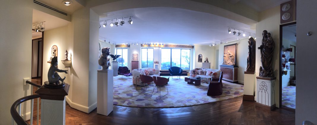 Salon new-yorkais éclectique avec œuvres d’art et mobilier contemporain