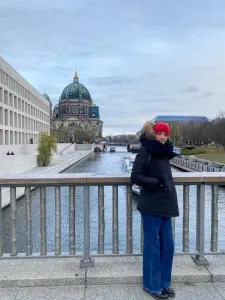 Jeune femme portant un jean flare évasé, illustration de la tendance mode automne 2026