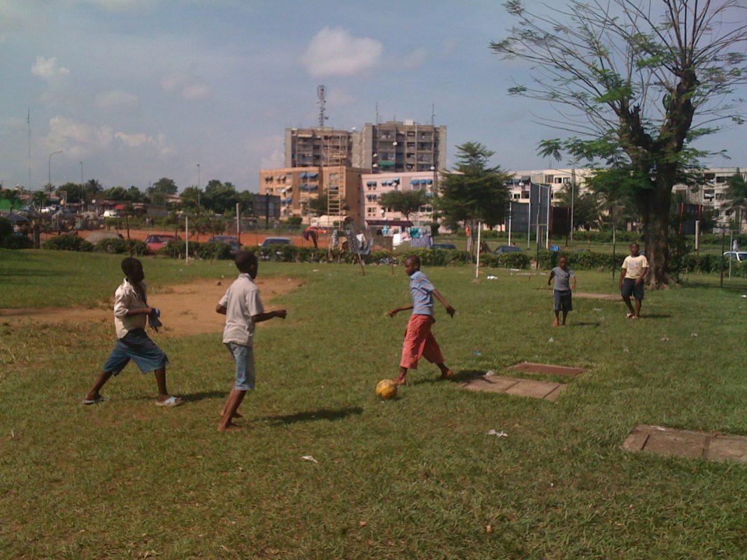 Jeunes jouant au football en Côte d’Ivoire