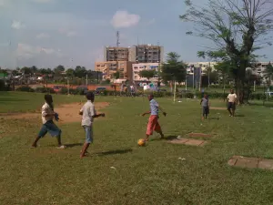 Jeunes jouant au football en Côte d’Ivoire