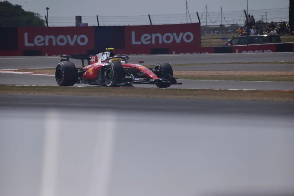 Lewis Hamilton au volant de la Ferrari SF-26 en 2026