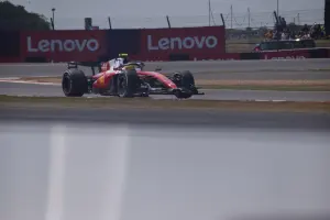 Lewis Hamilton au volant de la Ferrari SF-26 en 2026