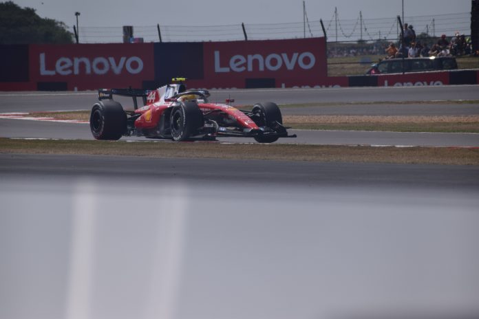 Lewis Hamilton au volant de la Ferrari SF-26 en 2026