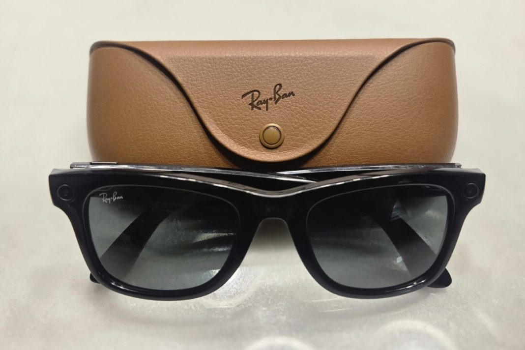 Une paire de lunettes connectées Ray-Ban Meta devant son étui