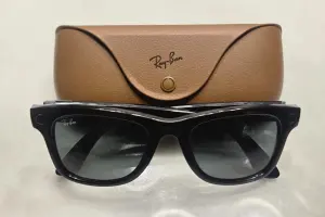 Une paire de lunettes connectées Ray-Ban Meta devant son étui