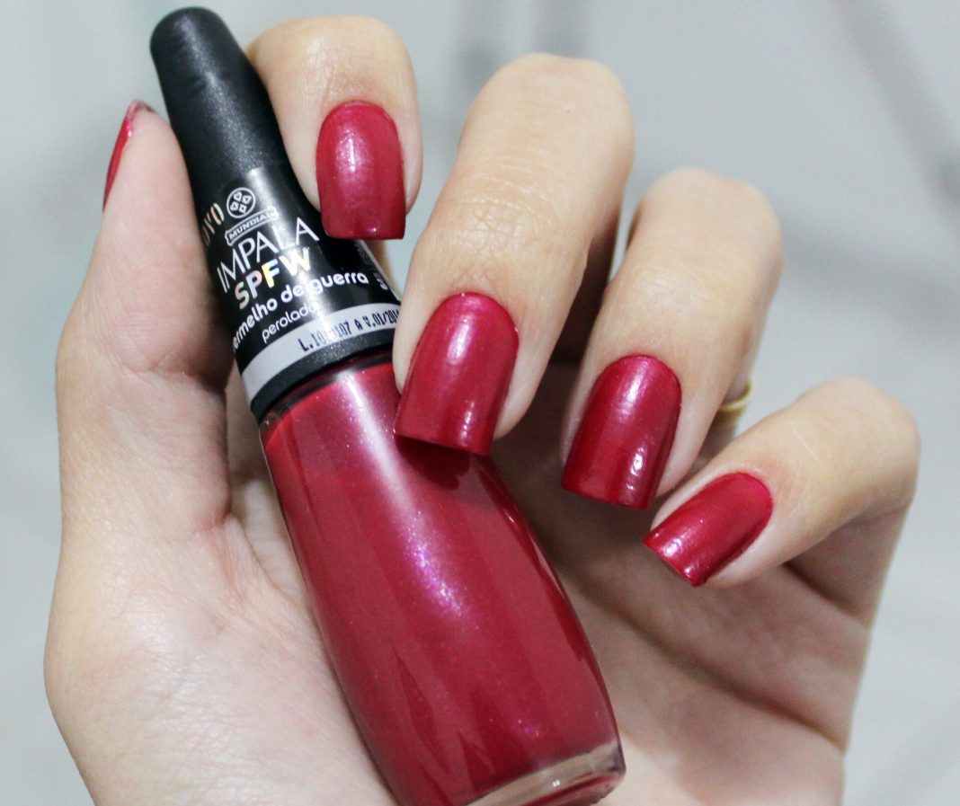 Ongles vernis rouge sombre, proches de la tendance noir cerise