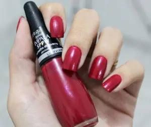 Ongles vernis rouge sombre, proches de la tendance noir cerise
