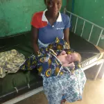 Un nouveau-né dans une maternité au Burkina Faso