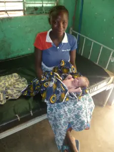 Un nouveau-né dans une maternité au Burkina Faso