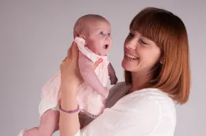 Une mère tenant son nouveau-né dans ses bras