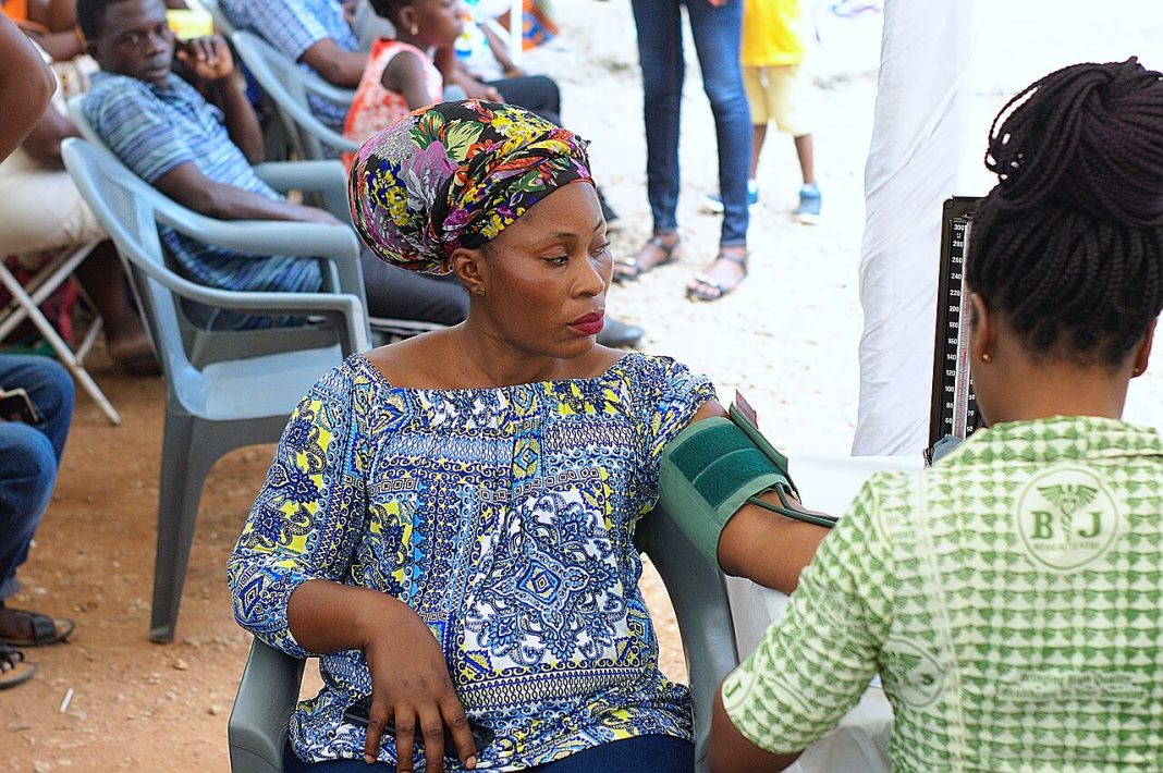 Mesure de la tension artérielle chez une femme au Ghana