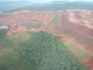 Vue aérienne d’une mine d’or à ciel ouvert en Afrique, illustration