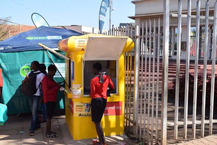 Client utilisant un service de mobile money en Afrique