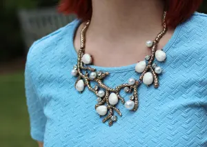Collier statement imposant, illustration de la mode maximaliste 2026