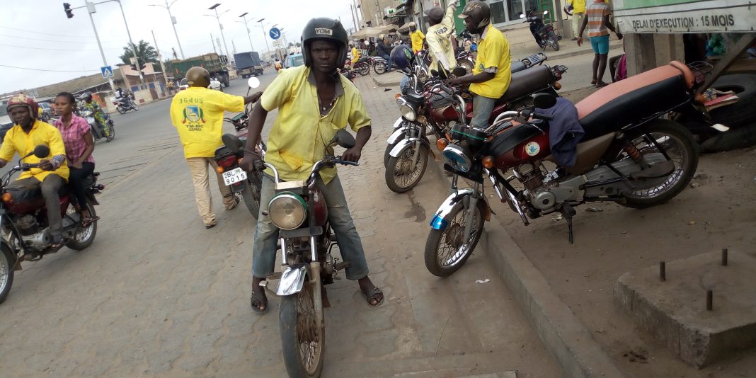 Stationnement de motos-taxis en Afrique de l’Ouest