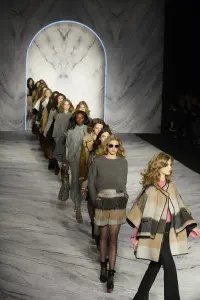Mannequins sur un podium lors de la New York Fashion Week