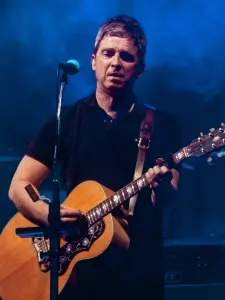 Noel Gallagher sur scène avec Oasis à Wembley en 2025
