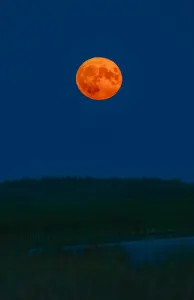 Nouvelle lune dans le ciel