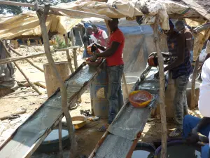 Tri et pesage sur un site d’orpaillage en Côte d’Ivoire