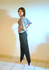 Pantalon fuseau avec bande sous le pied, illustration de la tendance mode 2026
