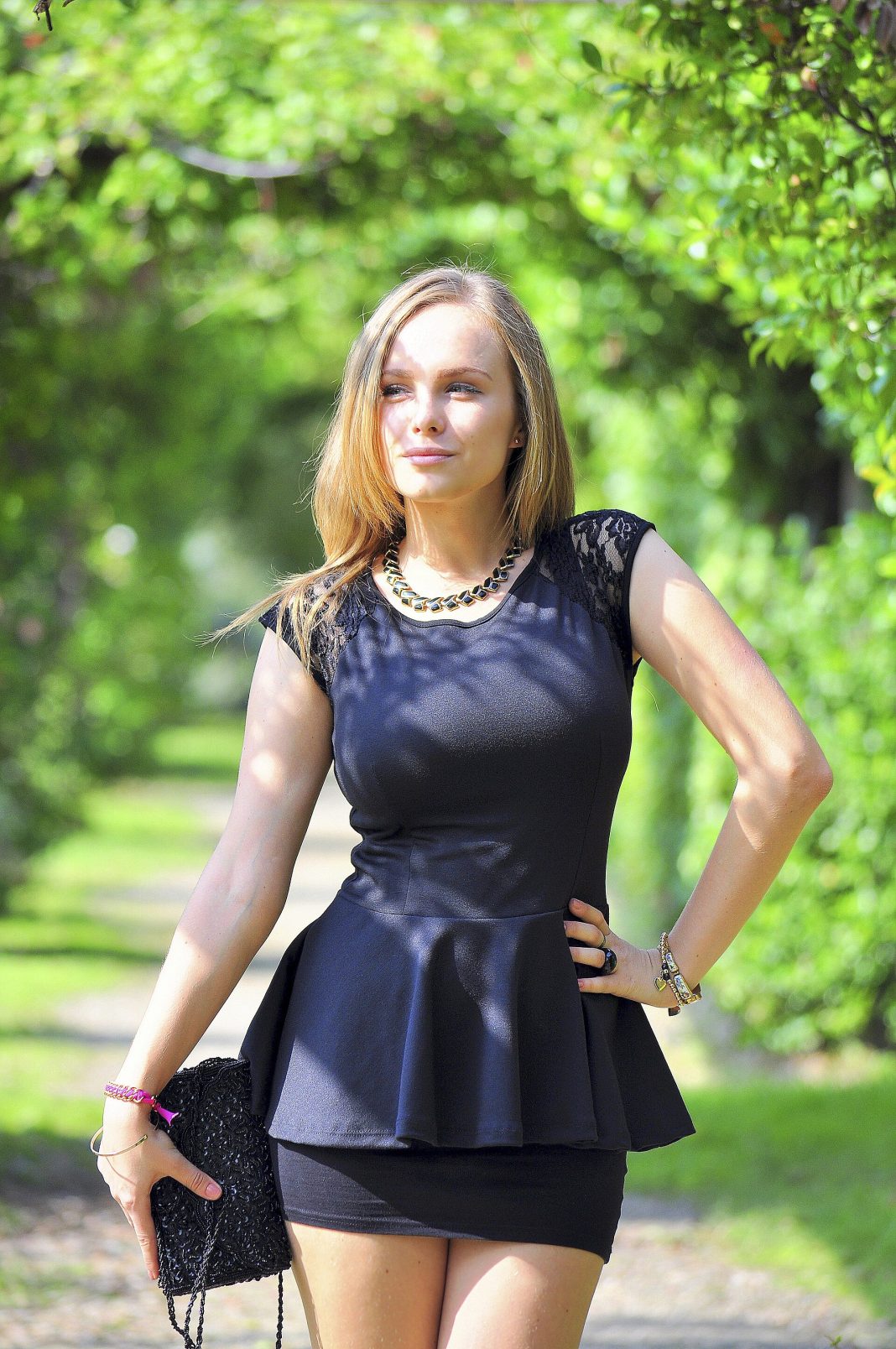 Femme portant un top péplum noir, illustration de la tendance mode 2026